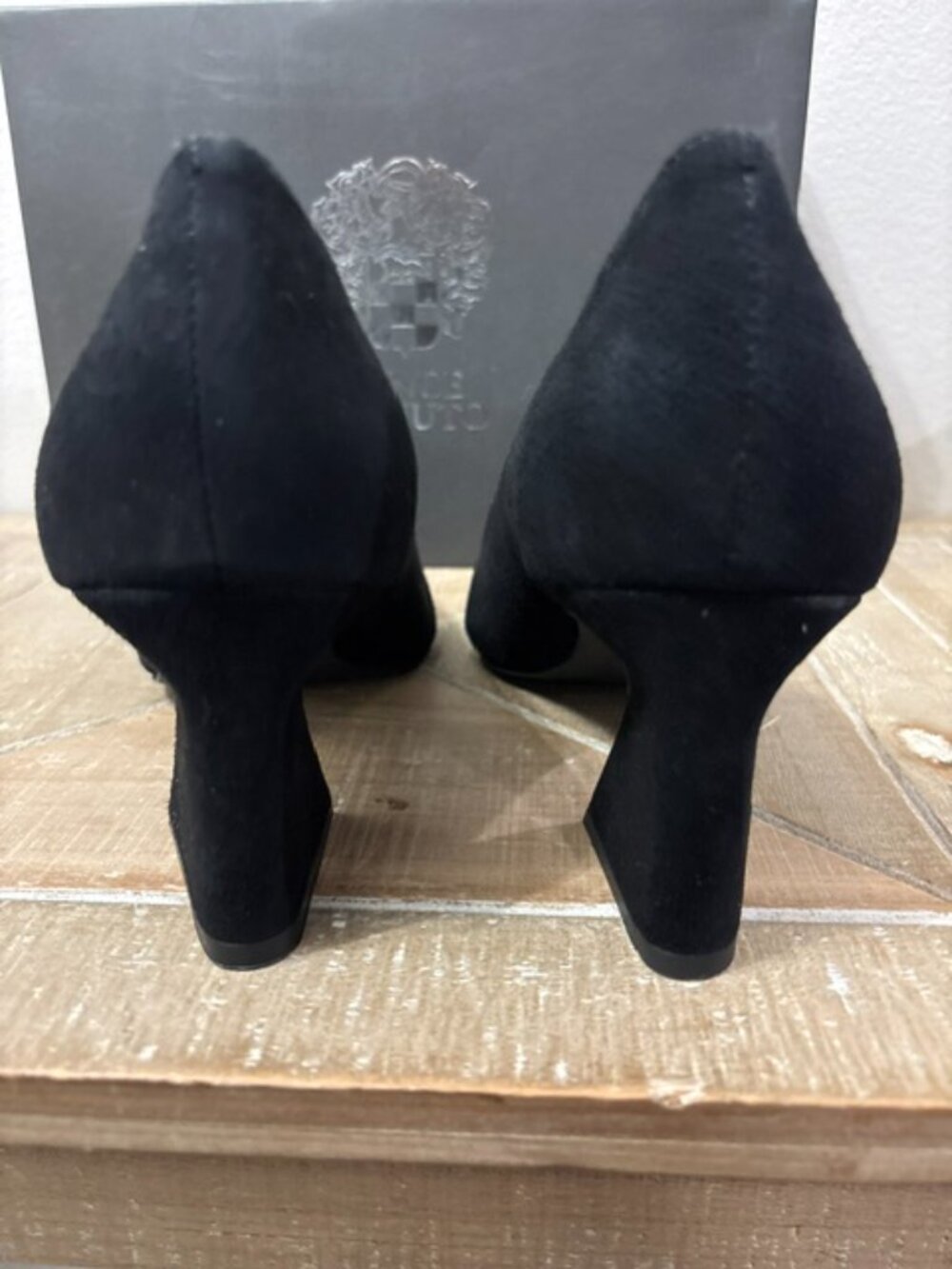 Vince Camuto VC-Hailenda Black Suede Pumps Heels Size 9 NEW Classic Dress Shoe - Picture 3 of 6